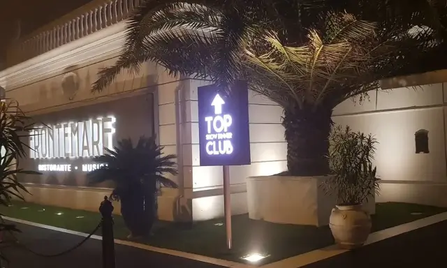 Ristorante Frontemare Rimini: insegna luminosa e cartello per il Top Show Dinner Club.