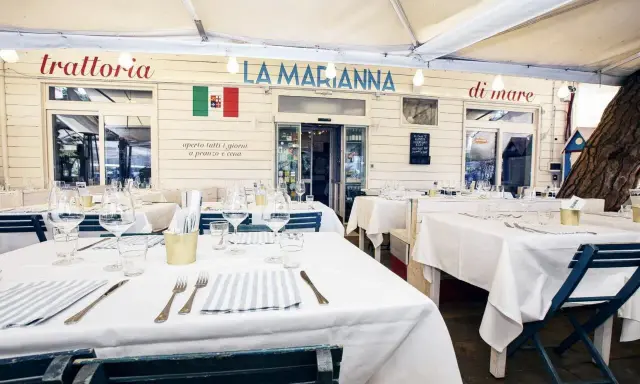 Tavoli apparecchiati per un pranzo all'aperto in uno dei ristoranti Rimini sul mare, "La Marianna".