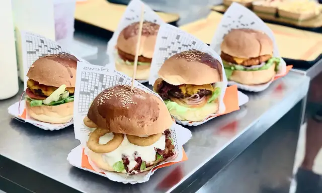Deliziosi hamburger pronti per essere gustati in un fast food a Rimini. Freschi ingredienti e pane soffice.