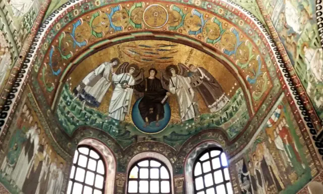 Mosaici bizantini a Ravenna: Cristo in trono tra angeli, un'ispirazione per cosa fare oggi a Ravenna e dintorni.