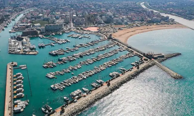 Vista aerea del porto turistico di Rimini, con centinaia di barche ormeggiate. Un paesaggio suggestivo, ideale per una gita fuori porta il 25 aprile.