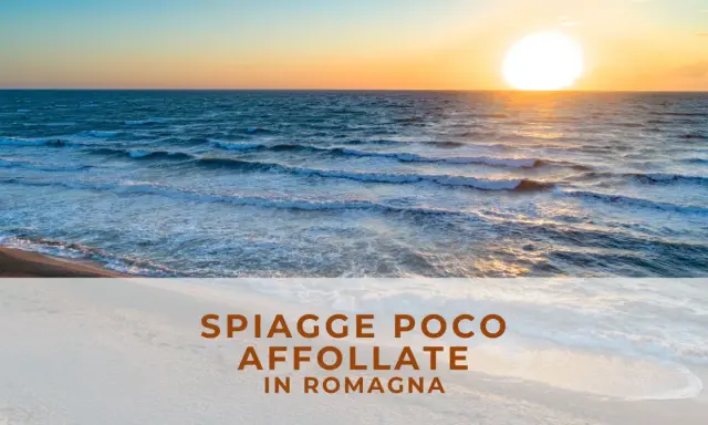 Tramonto su una spiaggia libera in Romagna, con onde che lambiscono la riva e il sole che illumina il mare.