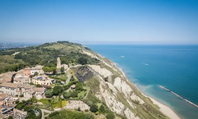 Panoramica del Parco San Bartolo: borgo con chiesa, scogliere a picco sul mare Adriatico e spiagge. Cosa vedere in questo incantevole angolo di costa.