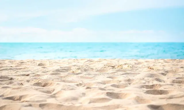 Sabbia dorata e mare azzurro sulla spiaggia di Levante Cesenatico. Un invito a rilassarsi sotto il sole.