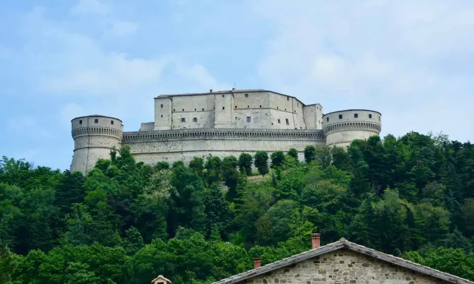 Rocchetta imponente su una collina verdeggiante, un gioiello tra i borghi dell'Emilia Romagna.