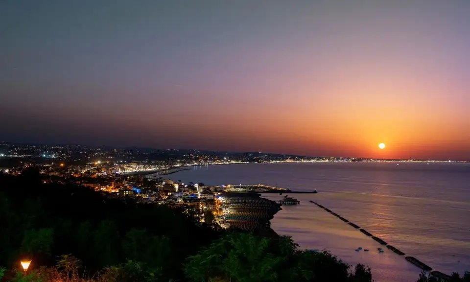 Tramonto su Gabicce Mare. Luci della città accese, un invito a scoprire cosa fare a Gabicce Mare la sera, tra passeggiate sul lungomare e cene vista mare.
