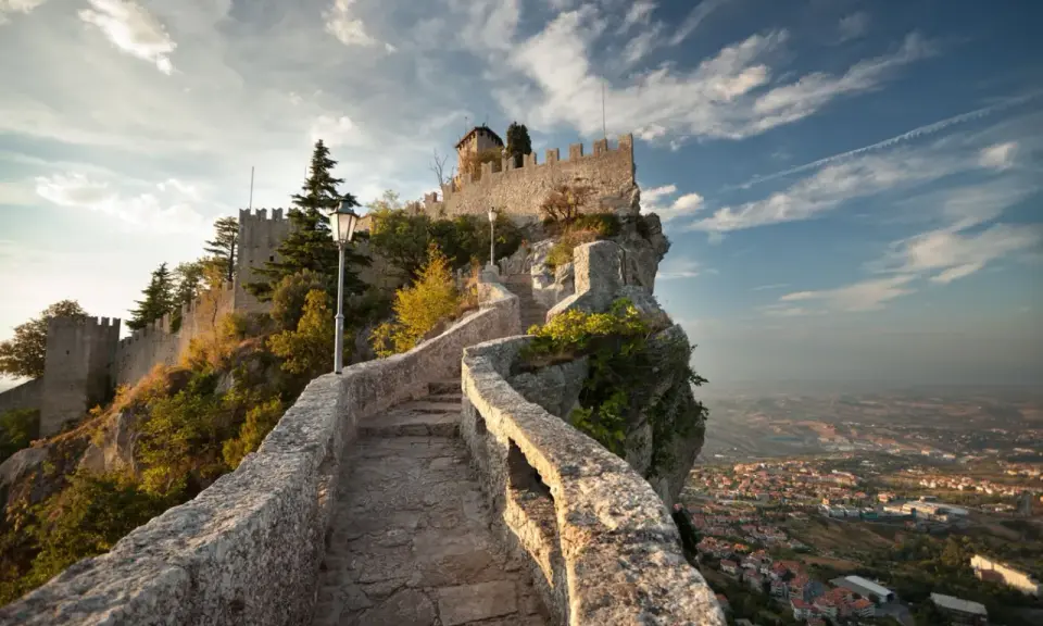 Sentiero panoramico verso le torri di San Marino, un luogo imperdibile da vedere.