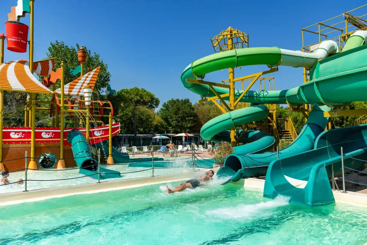 Divertimento assicurato nei parchi acquatici Emilia Romagna: scivoli verdi e blu, giochi d'acqua e una piscina cristallina per rinfrescarsi sotto il sole.