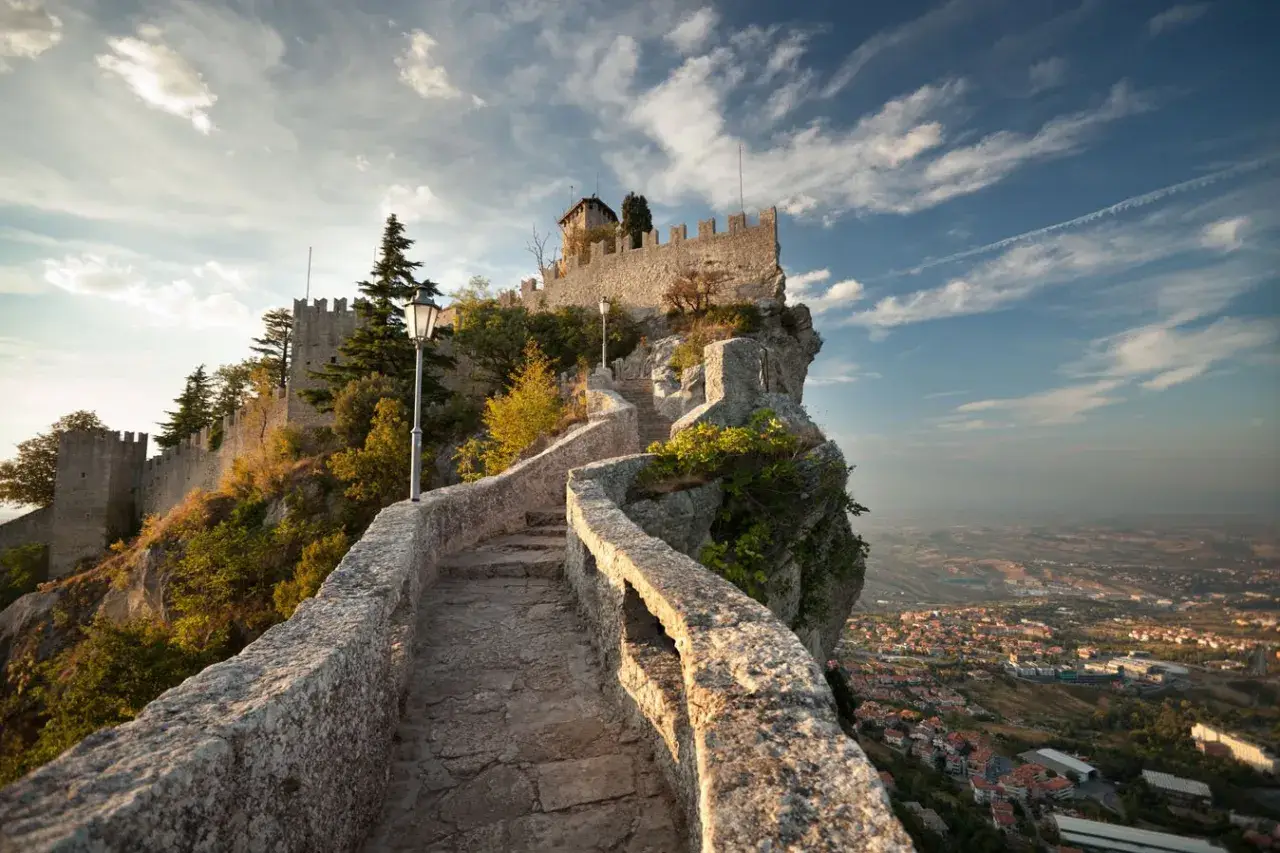 Sentiero panoramico verso le torri di San Marino, un luogo imperdibile da vedere.
