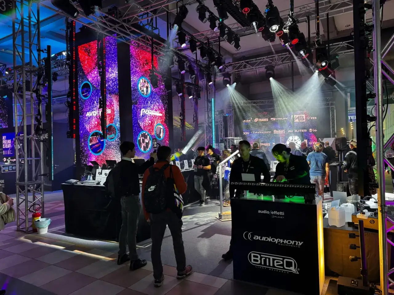 Fiera tecnologica con schermi led luminosi e attrezzature audio. Un'atmosfera vibrante da mir fiera.