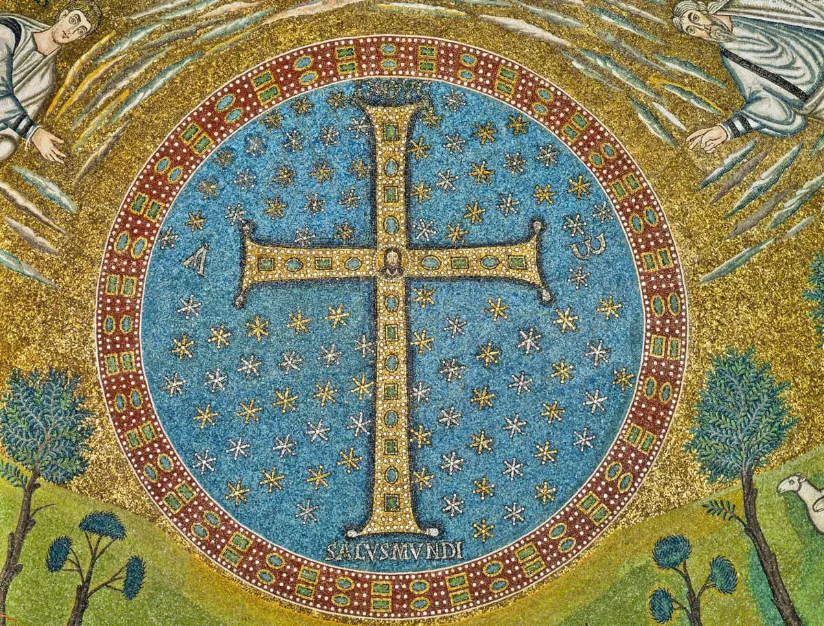 Mosaico di Ravenna: la croce dorata su sfondo blu stellato, un simbolo da non perdere tra le cose da vedere.