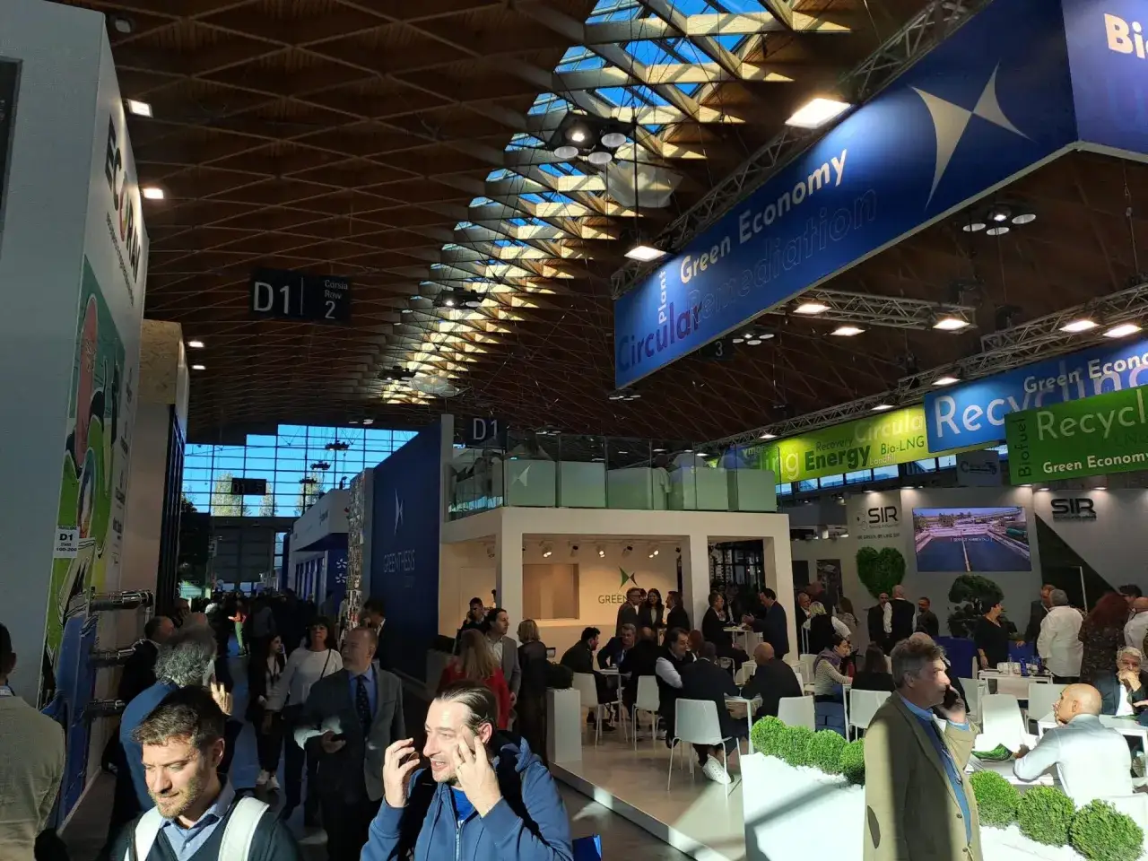 Folla all'eco mondo rimini, tra stand dedicati all'economia circolare e al riciclo.