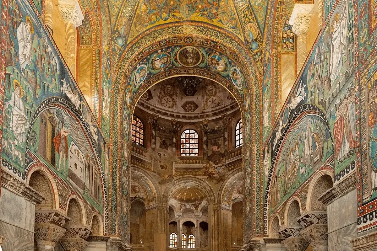 Interno di San Vitale, Ravenna. Mosaici bizantini narrano la storia di Ravenna, un riassunto visivo di fede e potere.