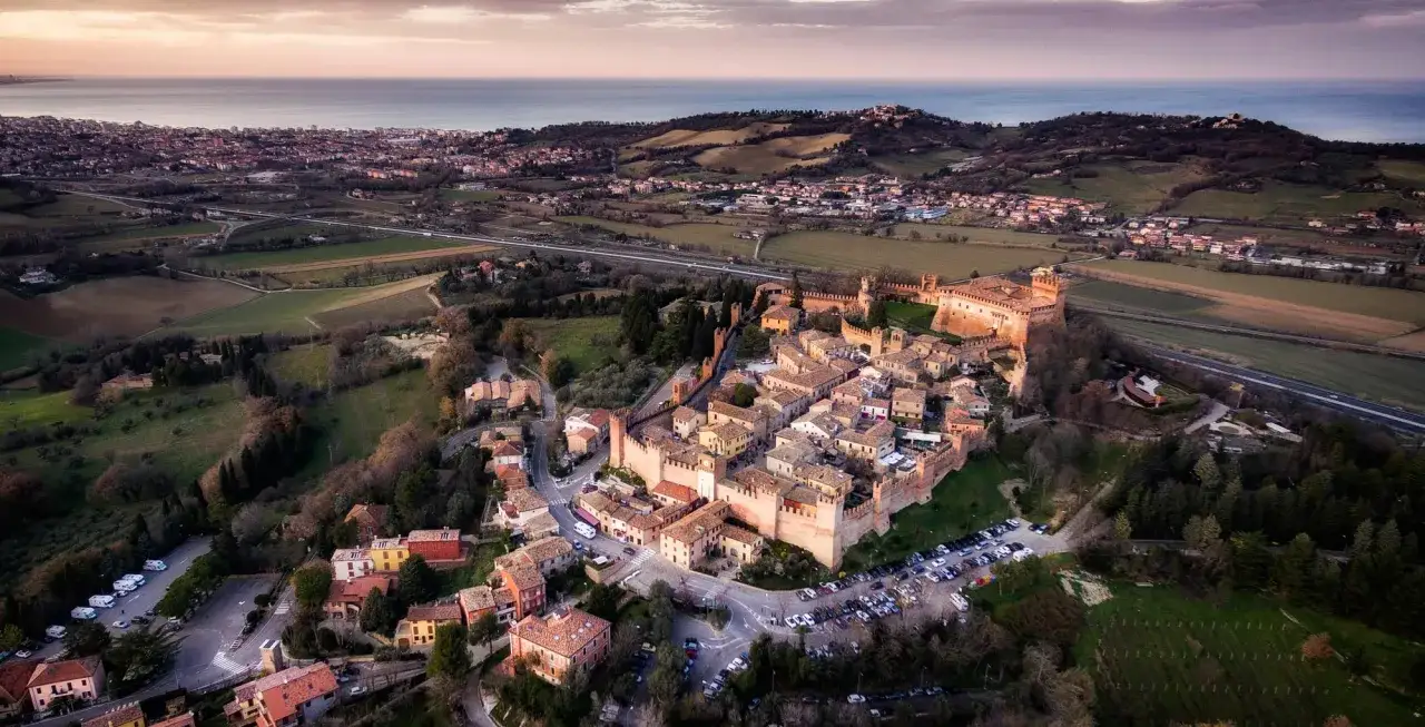 Borgo medievale fortificato con vista sul mare Adriatico, un gioiello incastonato tra le colline vicino a Misano Marittima.