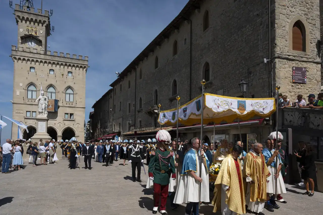 Solenne processione per la festa di San Marino, con figuranti in costume storico e autorità civili.