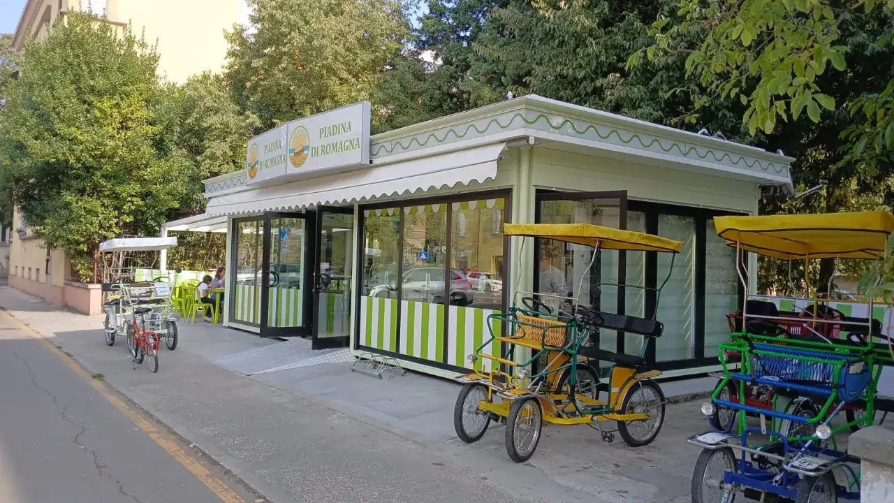 Piadineria Misano: un chiosco colorato con tavolini all'aperto e risci&ograve; gialli pronti per un giro.