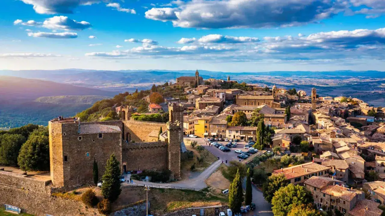 Un borgo medievale arroccato su una collina, con un castello imponente e case in pietra. Un paesaggio incantevole, perfetto per scoprire i borghi vicino Rimini.