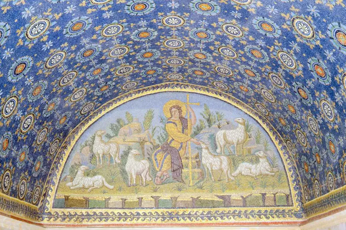 Mosaico raffigurante Cristo Buon Pastore con pecore, un capolavoro da vedere a Ravenna e dintorni.
