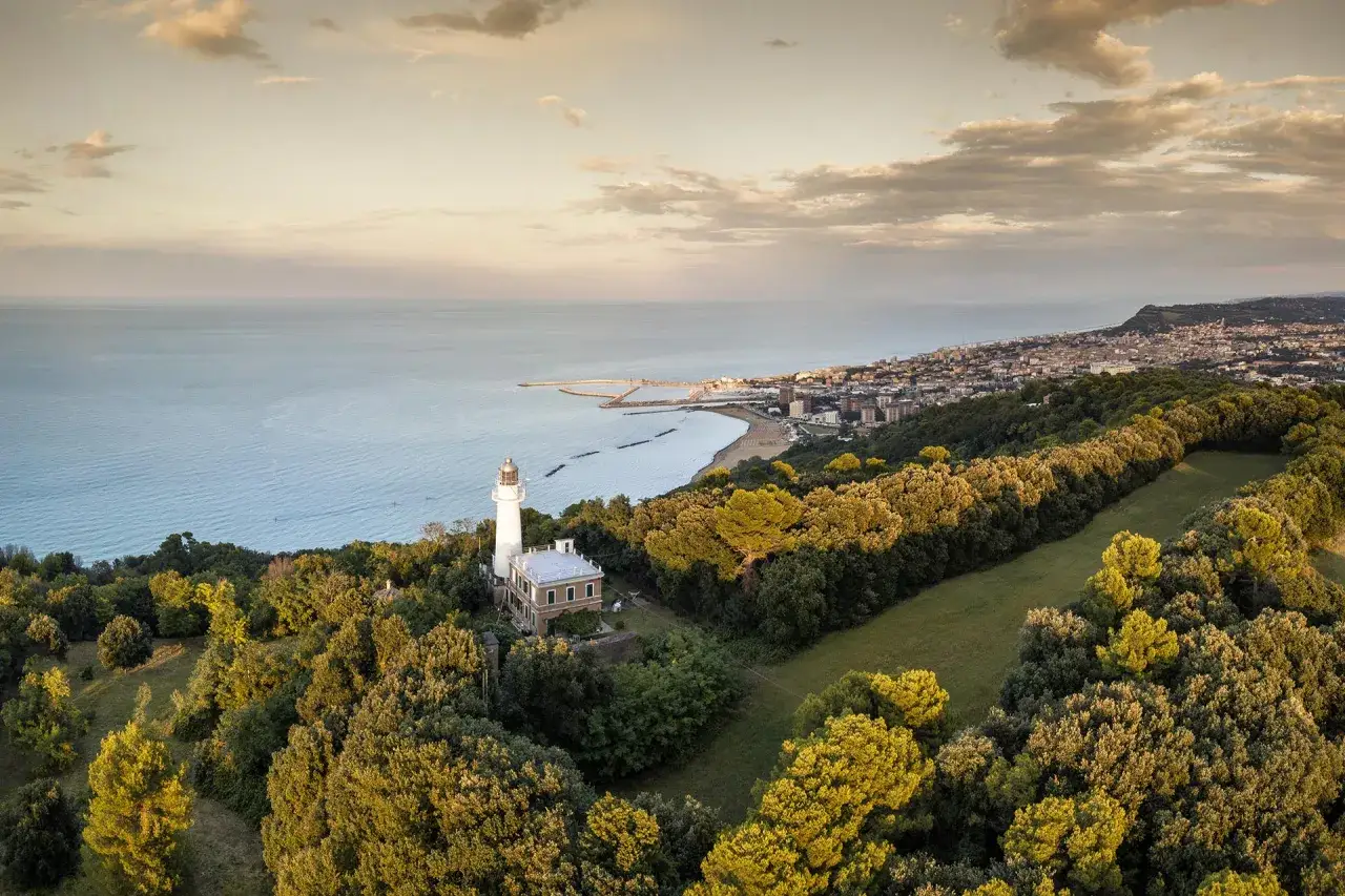 Faro solitario sul Monte San Bartolo, con il mare Adriatico e la costa in lontananza.