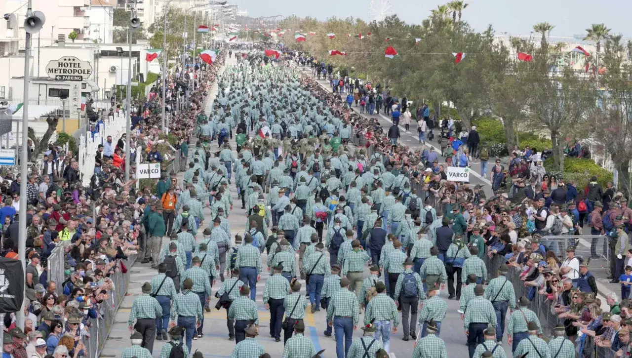 Grande adunata alpini a Rimini. Migliaia di penne nere sfilano sul lungomare, accolti da folle festanti.