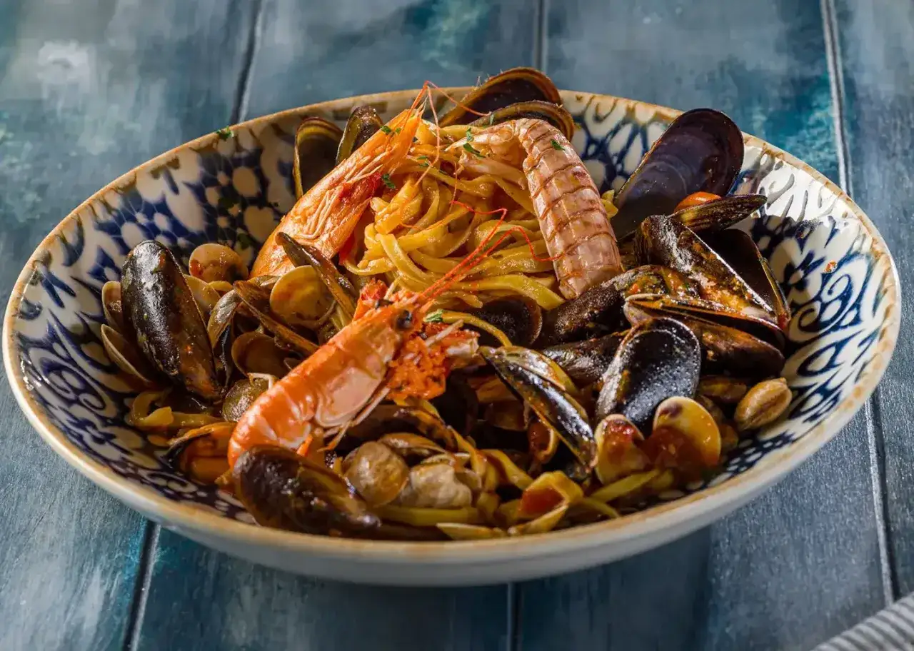 Un piatto di pasta con frutti di mare, gamberi e scampi, un vero 