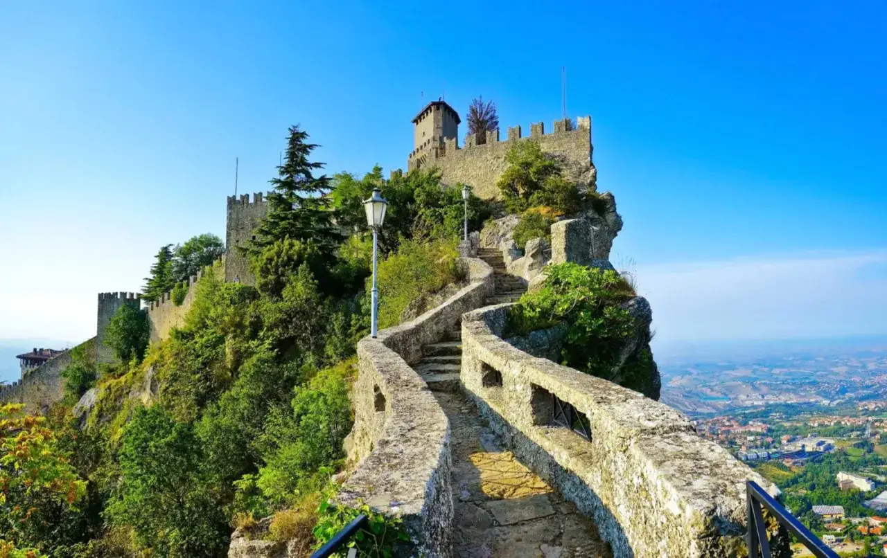 Sentiero in pietra che sale verso le torri di San Marino, un luogo dove le leggende narrano che le streghe danzassero.