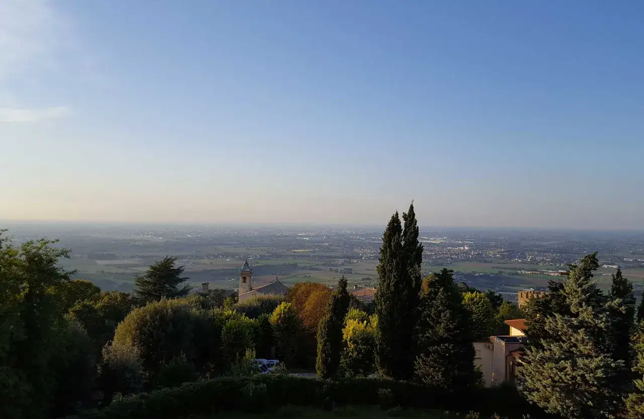 Vista panoramica con un borgo e una chiesa, un assaggio di cosa vedere in riviera romagnola, tra colline e pianura.