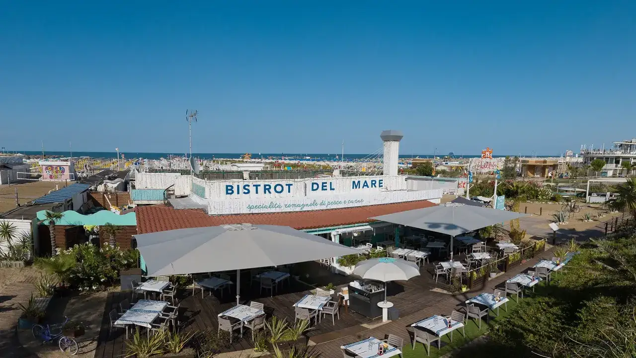 Il Bistrot del Mare a Rimini, con tavoli all'aperto e vista sulla spiaggia, offre specialità romagnole di pesce e carne.