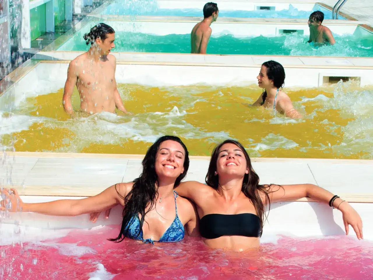 Giovani si rilassano nelle piscine termali di Riccione. Scopri i terme Riccione prezzi per un'esperienza indimenticabile.