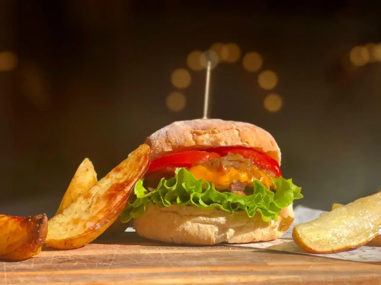 Succulento hamburger con patate fritte, un classico del fast food a Rimini, pronto per essere gustato.