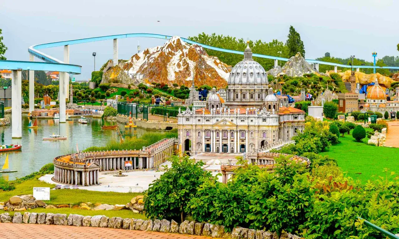 Un parco tematico dove si può scoprire dov'è l'Italia in miniatura, con riproduzioni di monumenti famosi, montagne e un lago con barchette.
