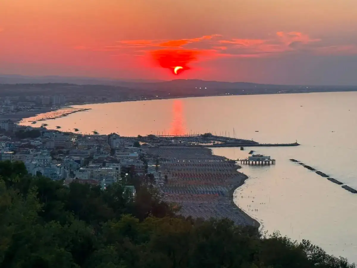 Tramonto infuocato su Gabicce Mare. Perfetto per decidere cosa fare a Gabicce Mare la sera: passeggiata sul lungomare, cena vista mare o aperitivo al tramonto.