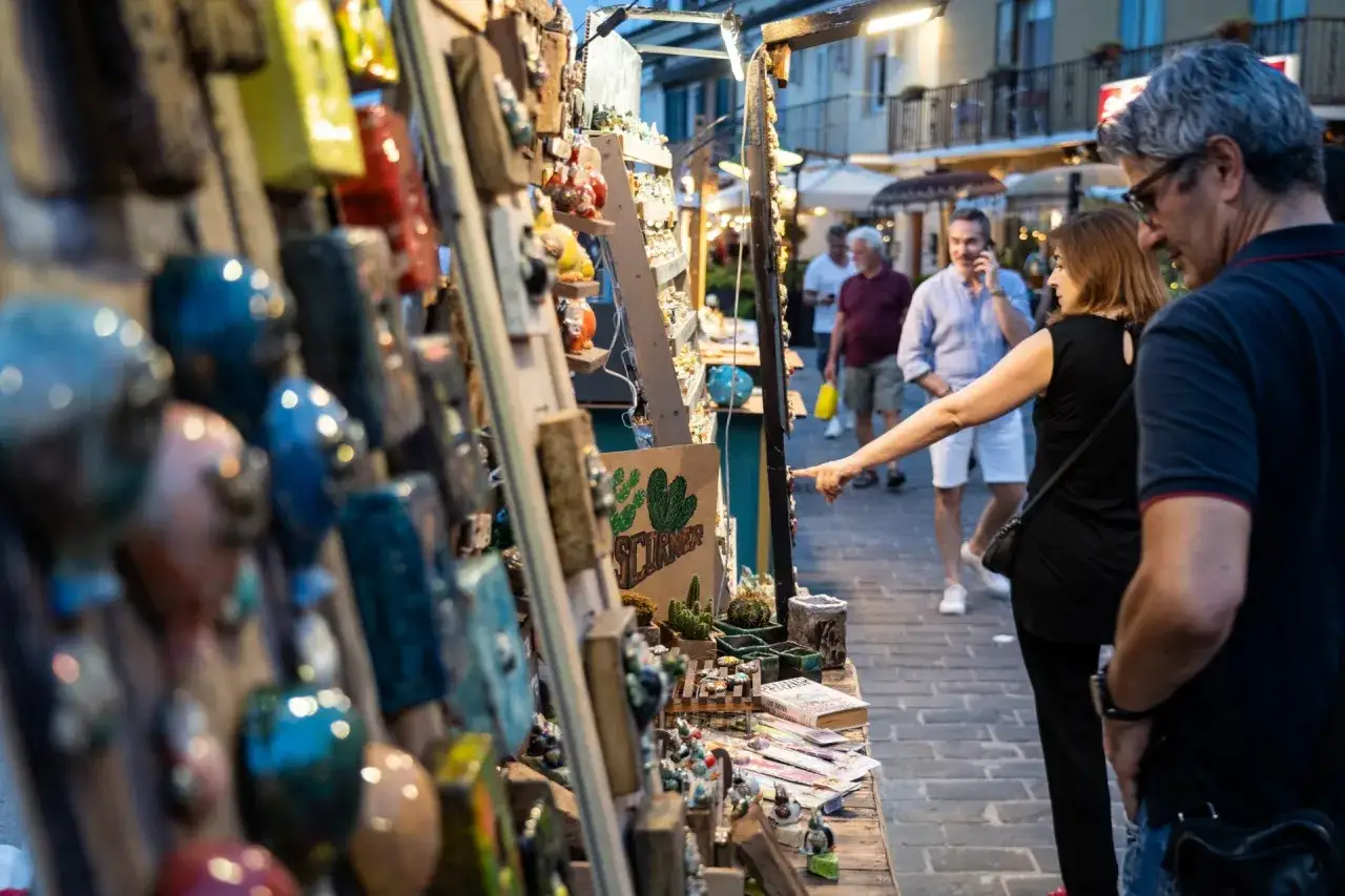 Coppia curiosa tra i negozi di Milano Marittima, tra ceramiche colorate e souvenir.