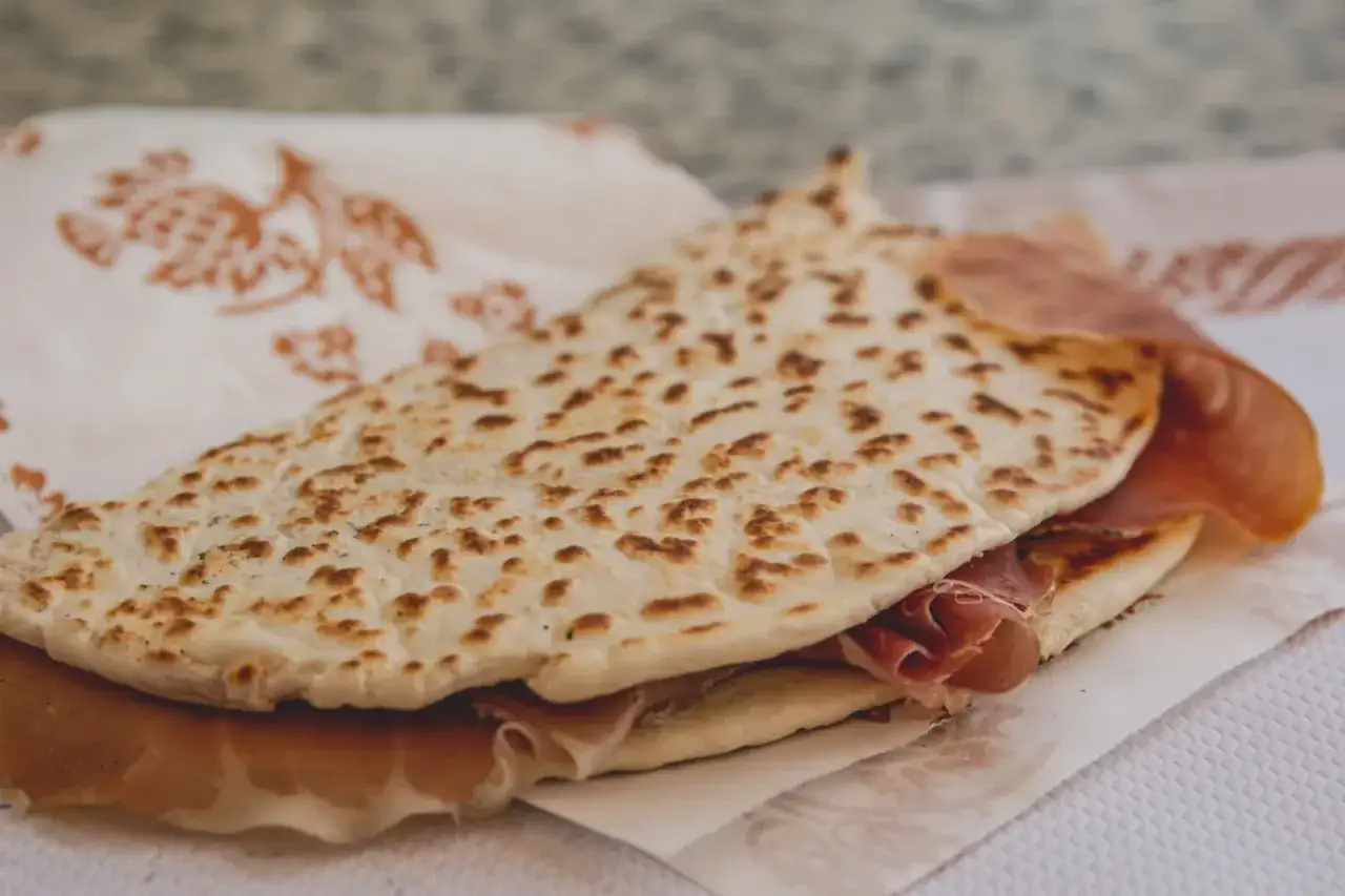 Piadina romagnola, un piatto tipico di Rimini, con prosciutto crudo.