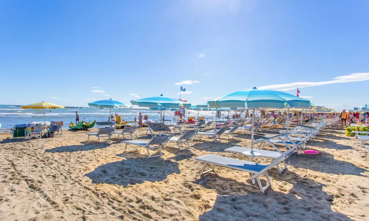 Spiaggia di Levante Cesenatico con ombrelloni azzurri e lettini pronti per accogliere i bagnanti.
