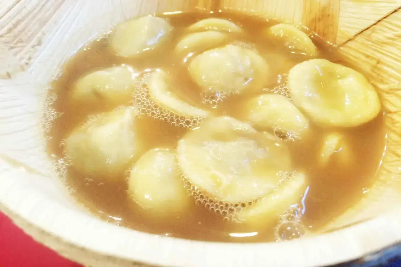 Un primo piatto romagnolo fumante: cappelletti in brodo, un classico confortante.