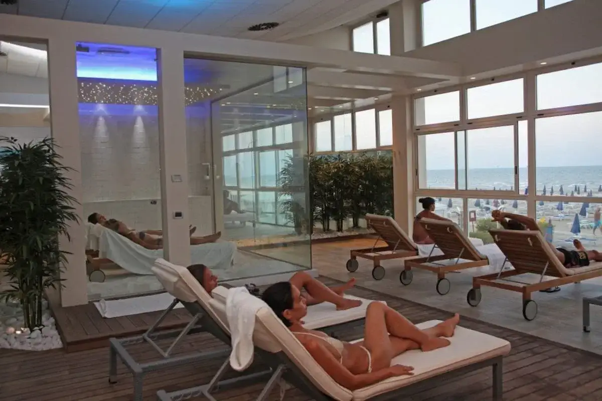Relax in un centro talassoterapico a Rimini, con vista mare e lettini per il benessere.