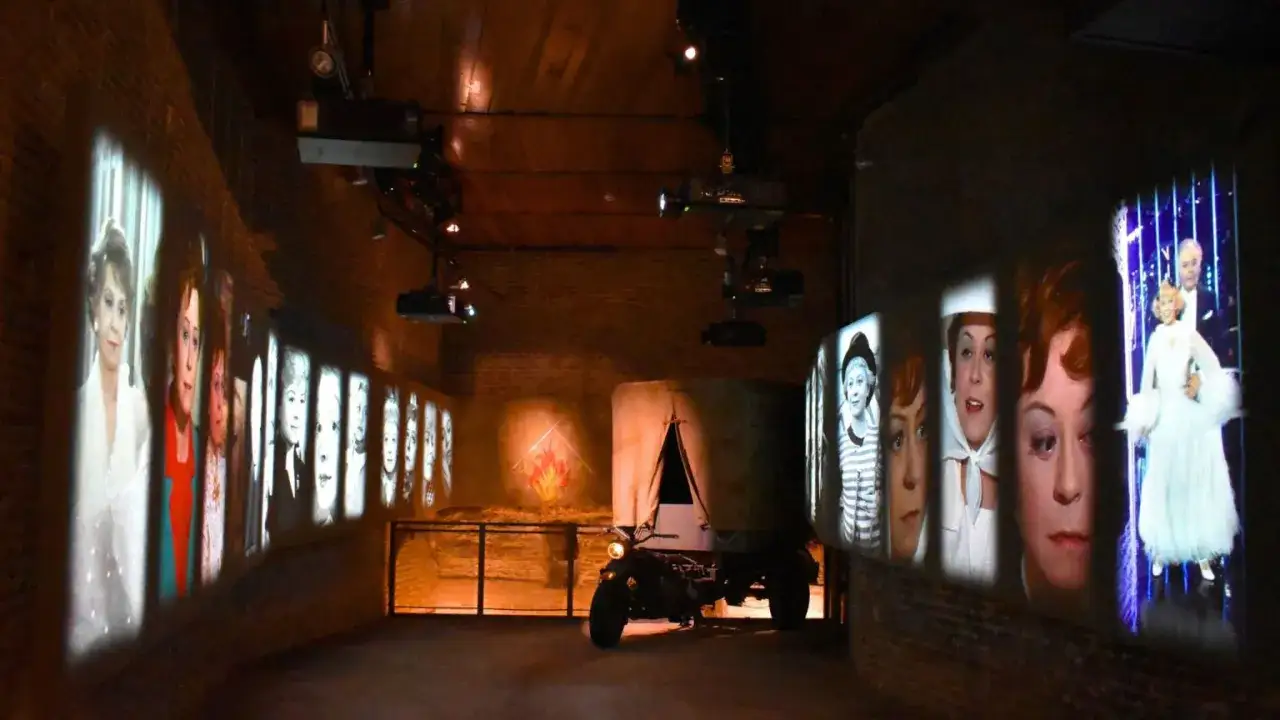 Proiezioni di volti e scene iconiche del cinema di Fellini a Rimini, con un'installazione che evoca la magia del grande regista.