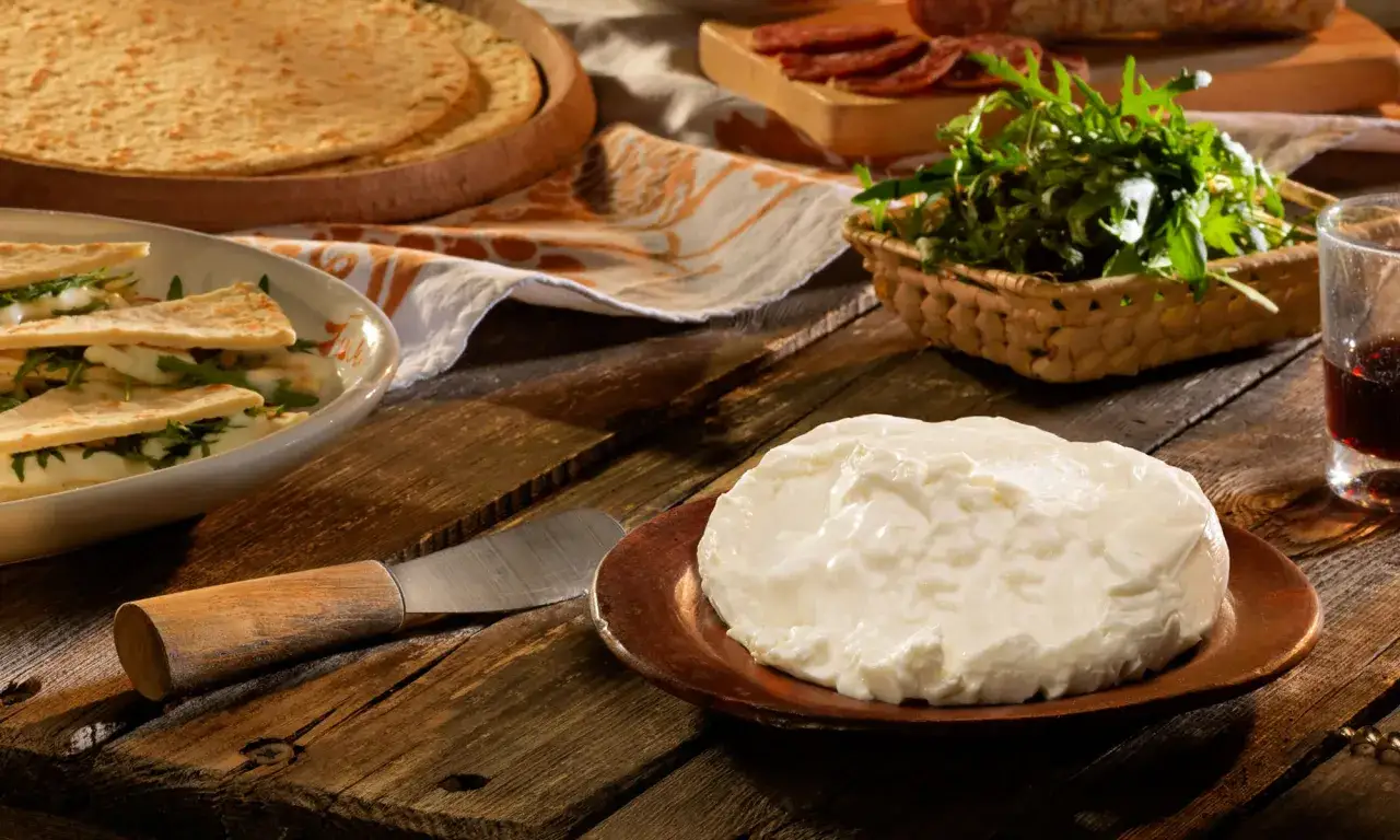 Piadina, squacquerone e rucola, un assaggio dei sapori autentici dei ristoranti romagnoli a Rimini.
