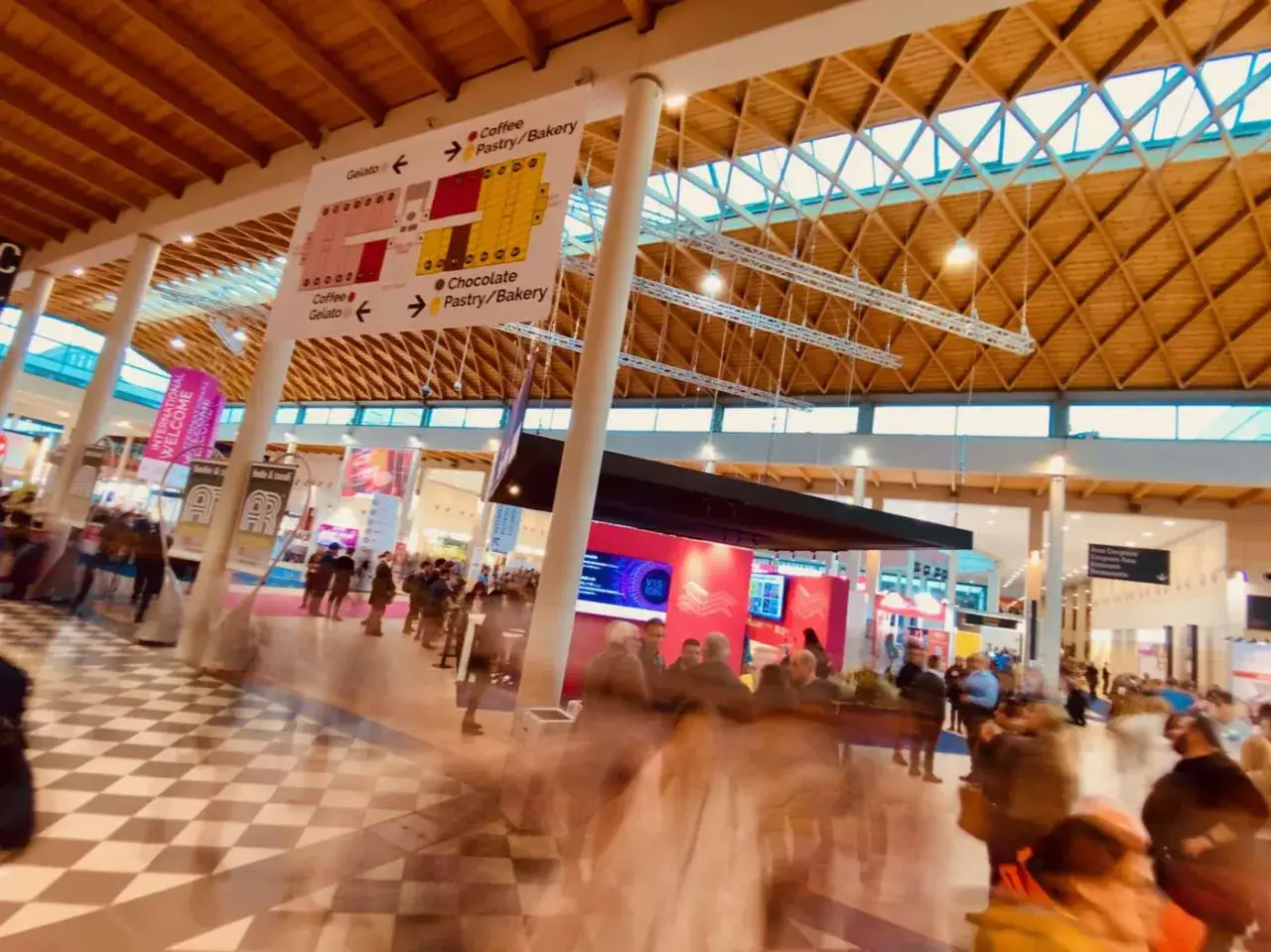 Interni della fiera Sigep a Rimini, con segnaletica per gelateria, pasticceria e cioccolato.