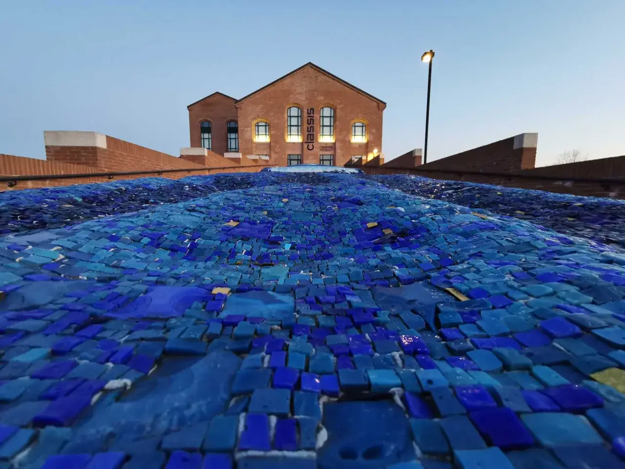 Un mosaico blu intenso davanti al Classis, un'idea per cosa fare oggi a Ravenna e dintorni.