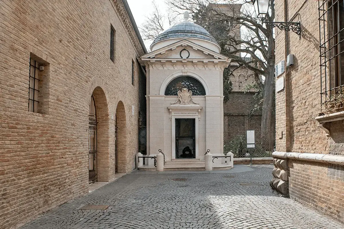 Il Quadrarco di San Vitale a Ravenna, con il tempietto che custodisce le spoglie di Dante.