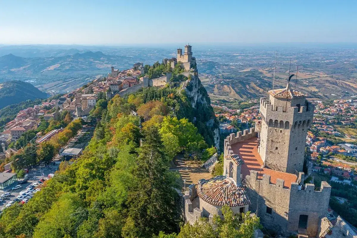 Torri medievali e borgo arroccato sul monte Titano, un paesaggio mozzafiato dello Stato di San Marino.