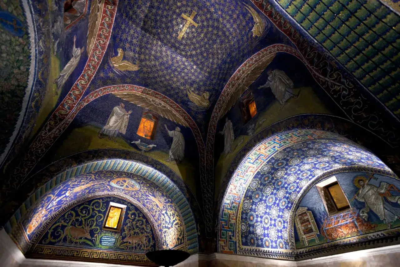 Mosaici dorati e blu stellato, figure bibliche e animali: un assaggio di cosa vedere a Ravenna e dintorni, un viaggio nell'arte bizantina.