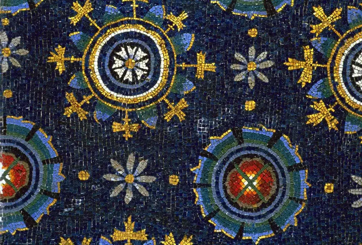 Mosaico bizantino con motivi floreali e croci dorate, un capolavoro da scoprire tra cosa vedere a Ravenna e dintorni.