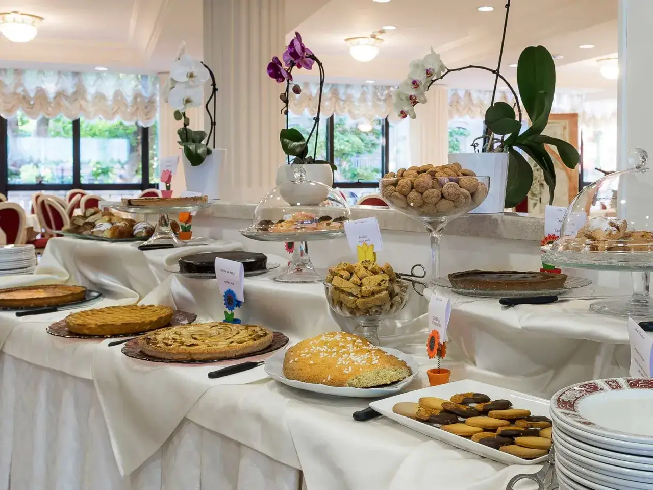 Buffet di dolci per la colazione a Rimini: torte, biscotti, pasticcini e frutta.