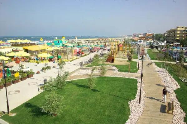 Un'area giochi e una passeggiata sul lungomare di Cesenatico, perfette per scoprire cosa fare a Cesenatico con i bambini.