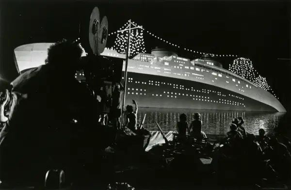 Sul set di Amarcord, una nave illuminata di notte, con cinepresa in primo piano.