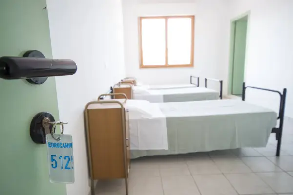 La chiave con il numero 512 del vostro alloggio all'Eurocamp Cesenatico è appesa alla porta. La stanza è semplice, con letti singoli pronti per accogliervi.