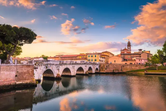 Ponte di Tiberio al tramonto, un'idea su cosa fare il 15 agosto: passeggiare e godersi la vista.